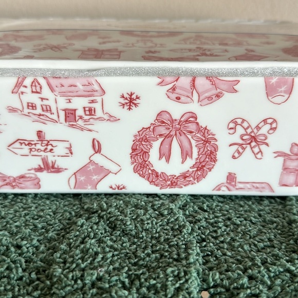 Grace Pantry Holiday Oven Safe Lidded Baker Dish North Pole Red Ivory NEW - Picture 2 of 7